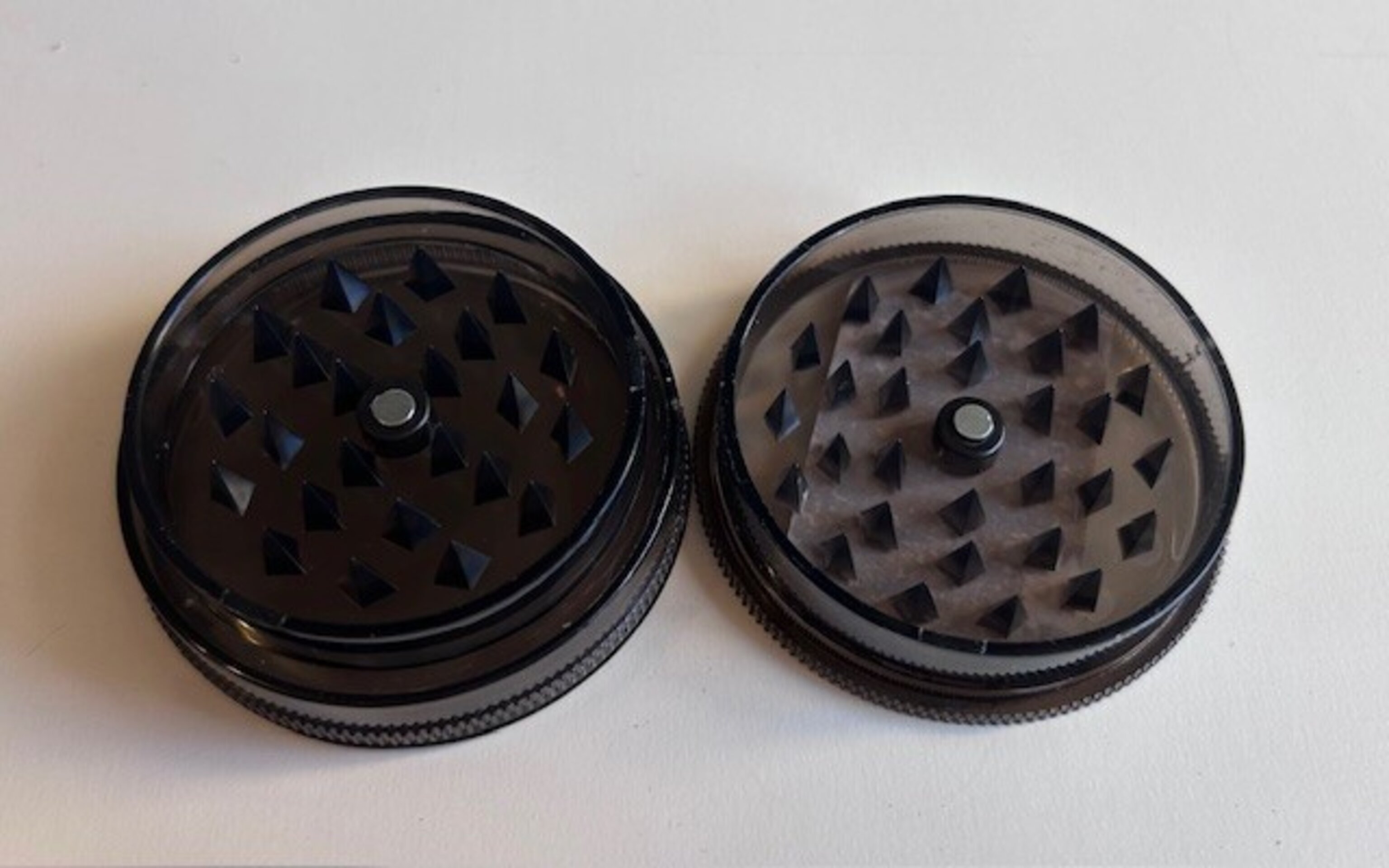 Grinder de Plástico con tapa magnética - 28