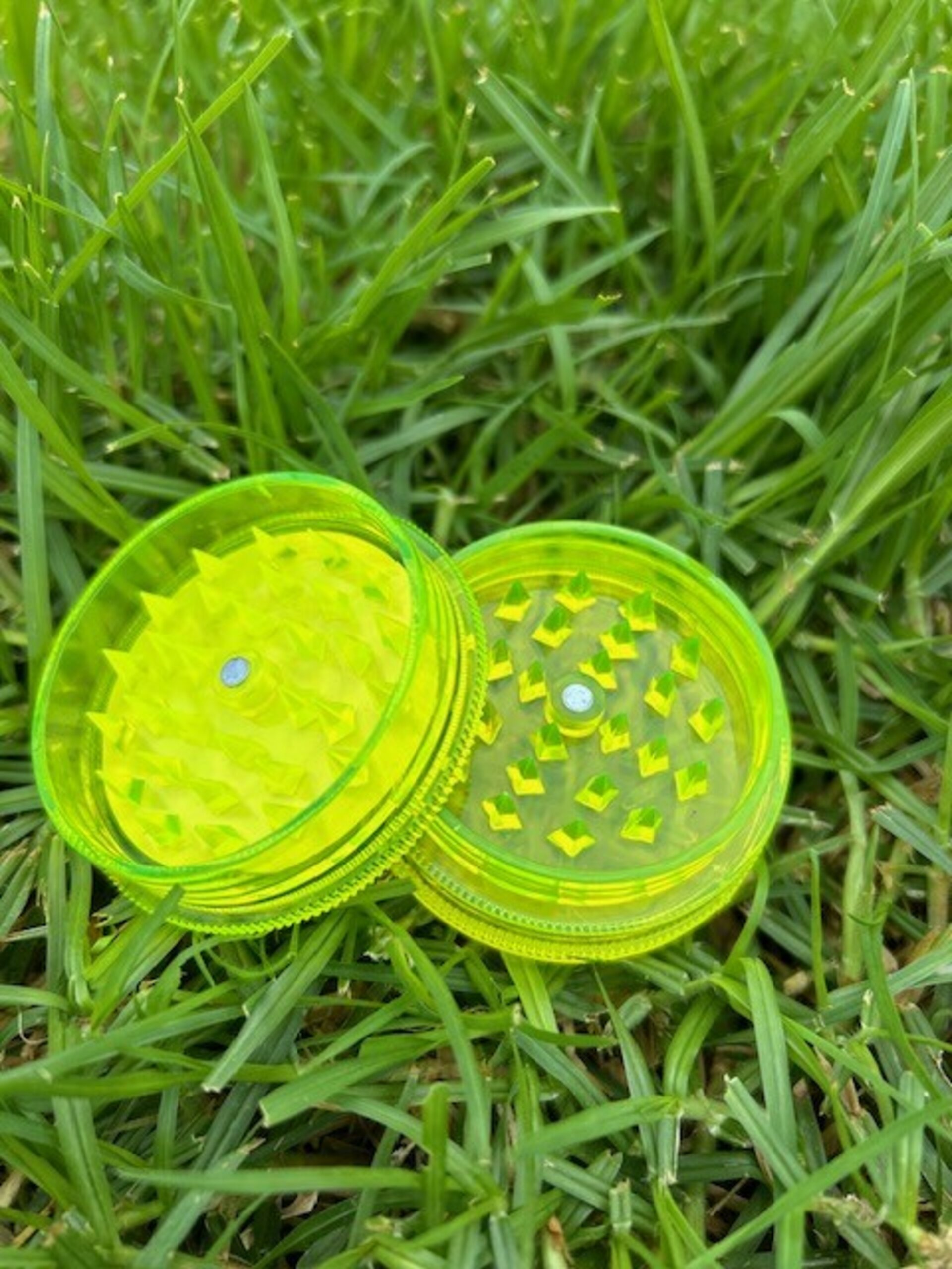 Grinder de Plástico con tapa magnética - 12
