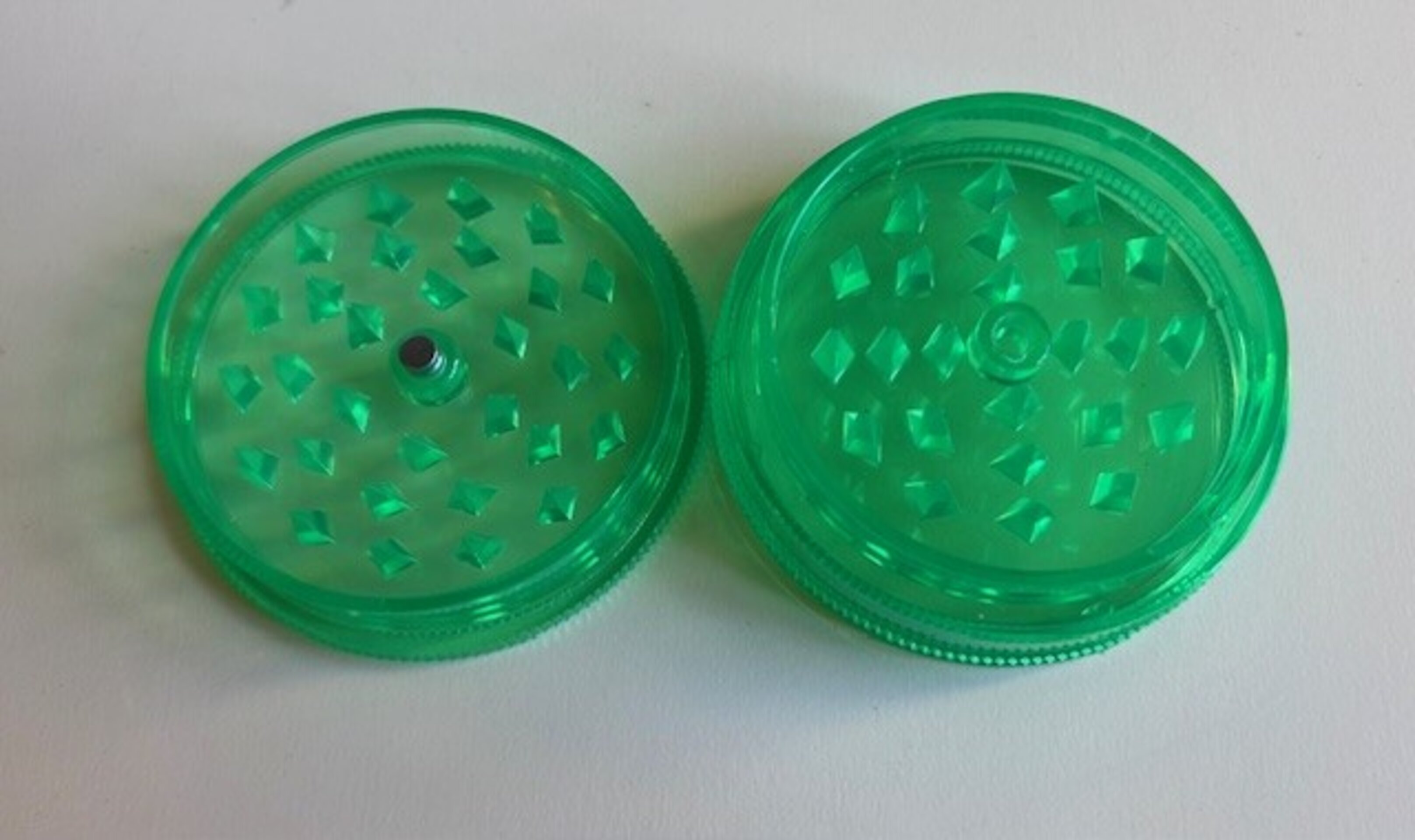 Grinder de Plástico con tapa magnética - 26