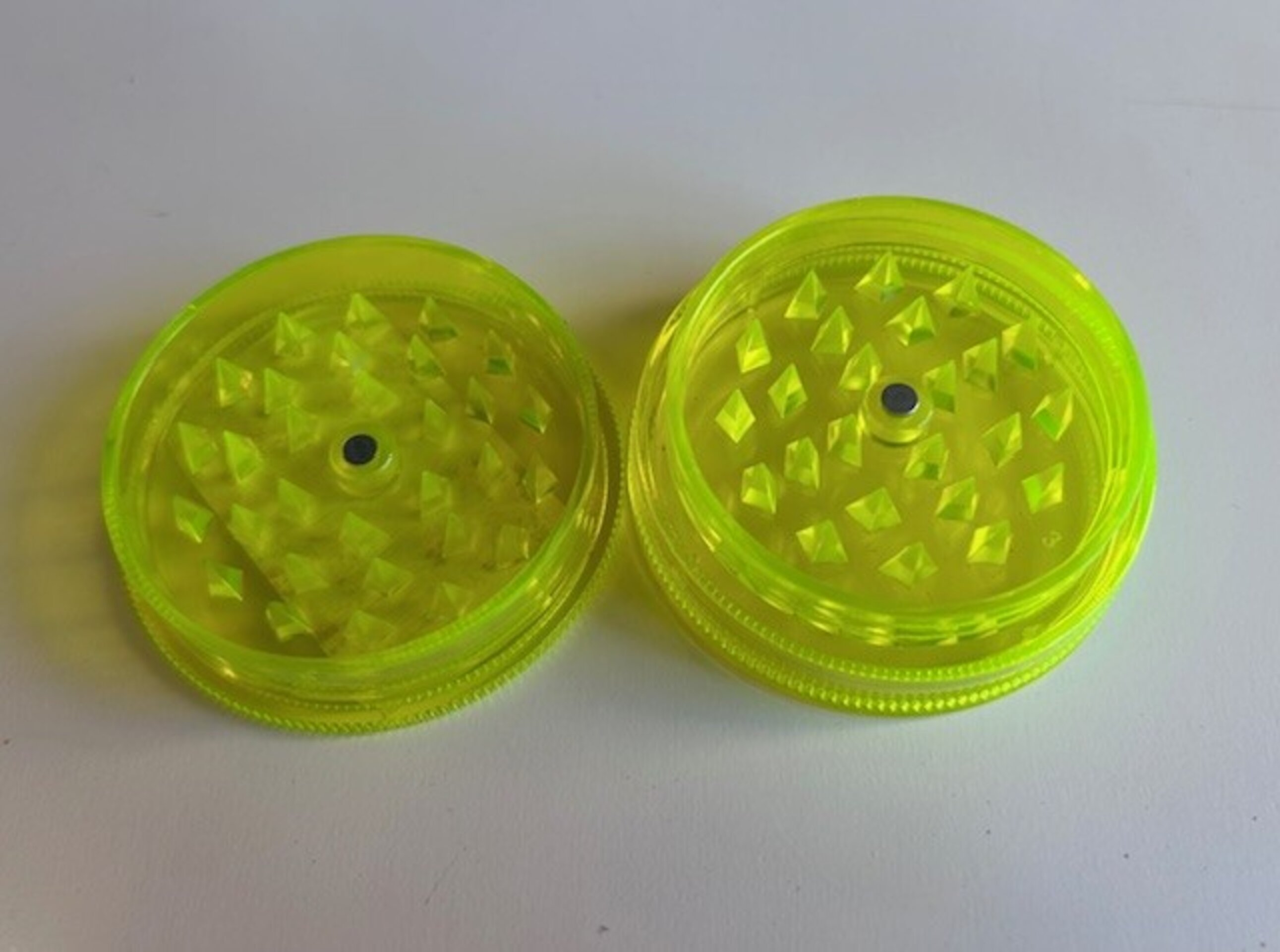 Grinder de Plástico con tapa magnética - 24